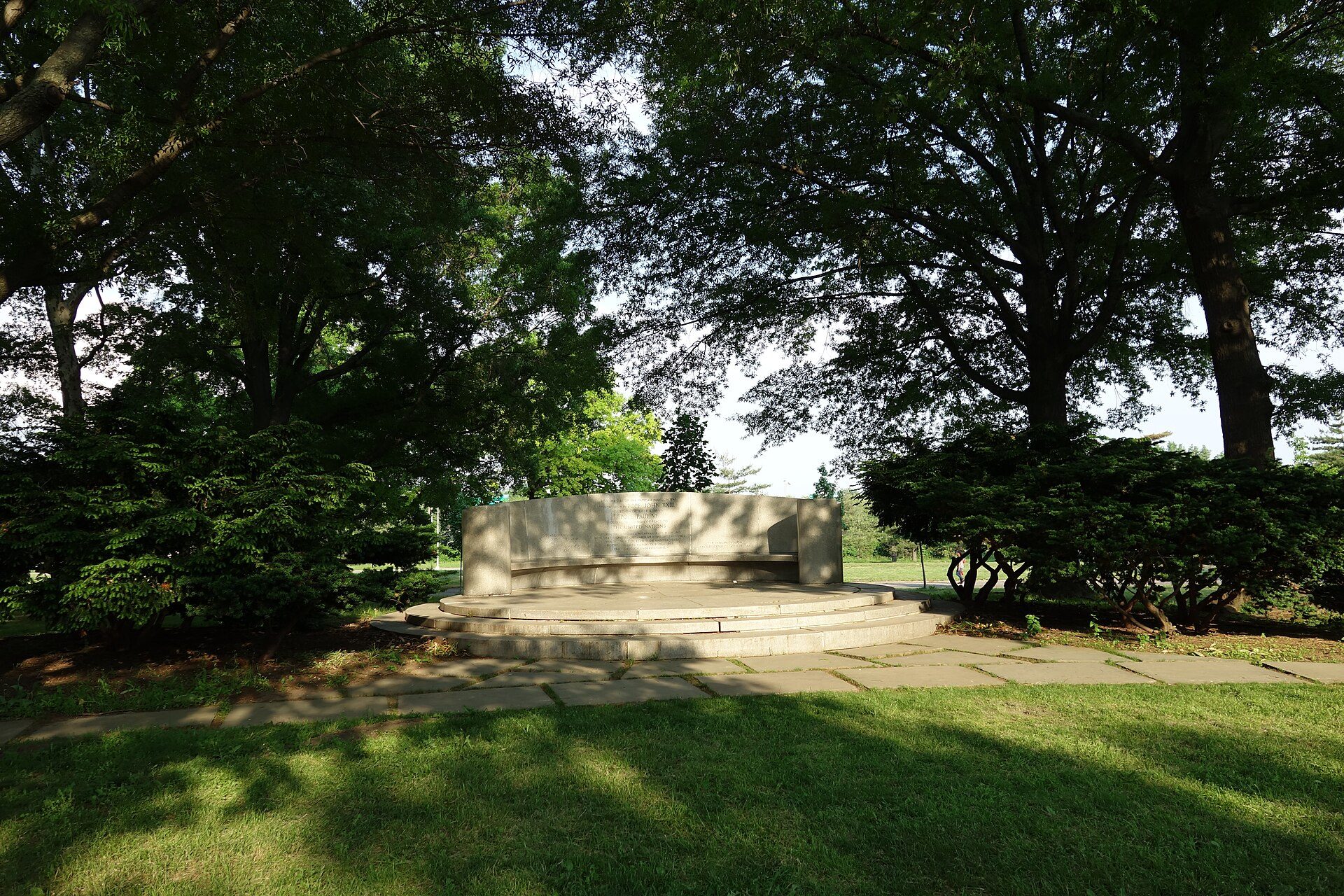 Khu vực đền Vatican tại công viên Flushing Meadows–Corona Park, Queens, New York (ảnh năm 2018) — nơi nhóm "Our Lady of the Roses" của bà Veronica Lueken thường tụ họp canh thức