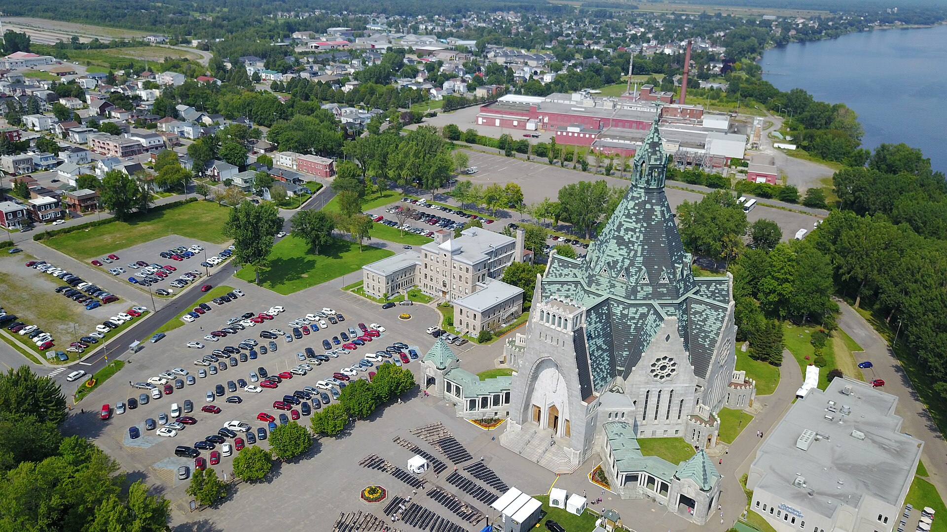 Vương cung thánh đường Đức Mẹ Cap-de-la-Madeleine (Notre-Dame-du-Cap) tại Trois-Rivières, Québec, Canada