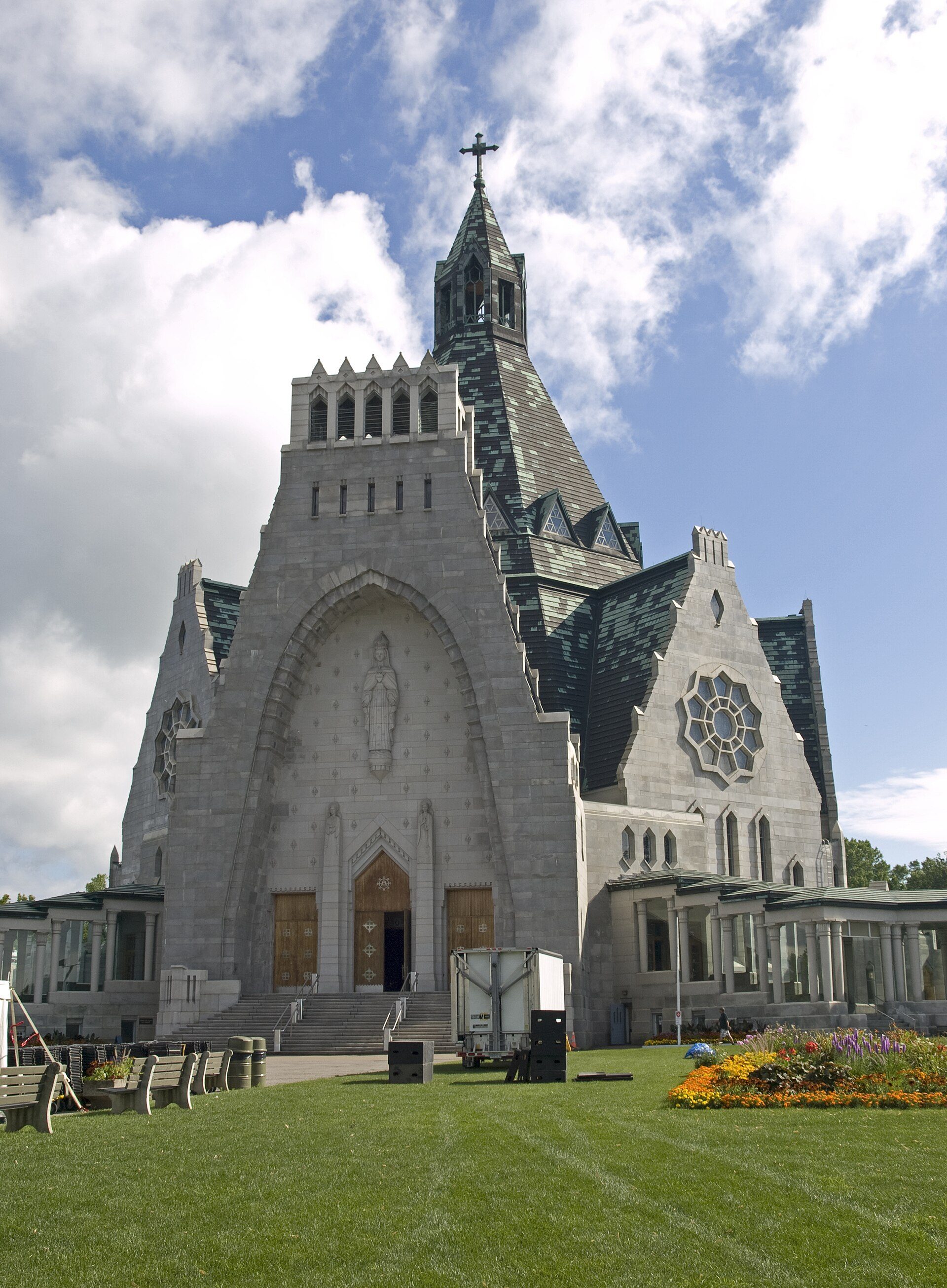 Vương cung thánh đường Notre-Dame-du-Cap nhìn từ phía tây nam