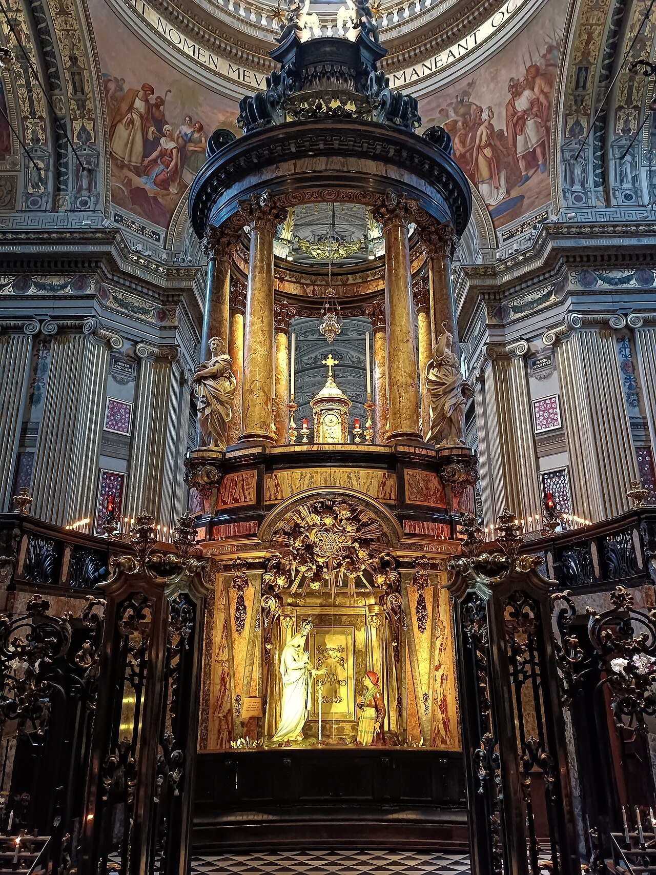 Bàn thờ chính bằng đá cẩm thạch (đồ án của Filippo Juvarra, thế kỷ XVIII) và phía dưới là Sacro Speco — nhóm tượng gỗ tái hiện cảnh Đức Mẹ hiện ra với Giannetta quỳ bên cạnh