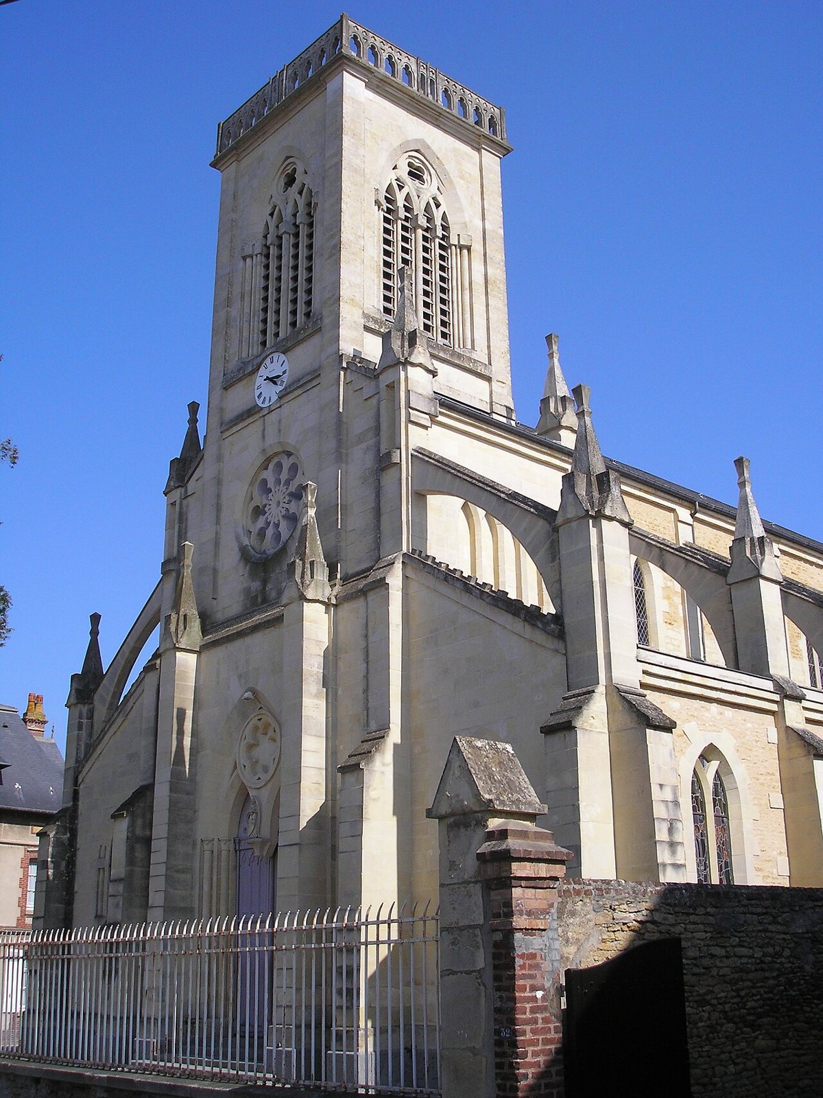 Nhà thờ giáo xứ Notre-Dame tại xã Dozulé (Calvados, Normandie) — cha xứ Victor L'Horset là người đầu tiên nghe Madeleine Aumont kể về thị kiến năm 1972