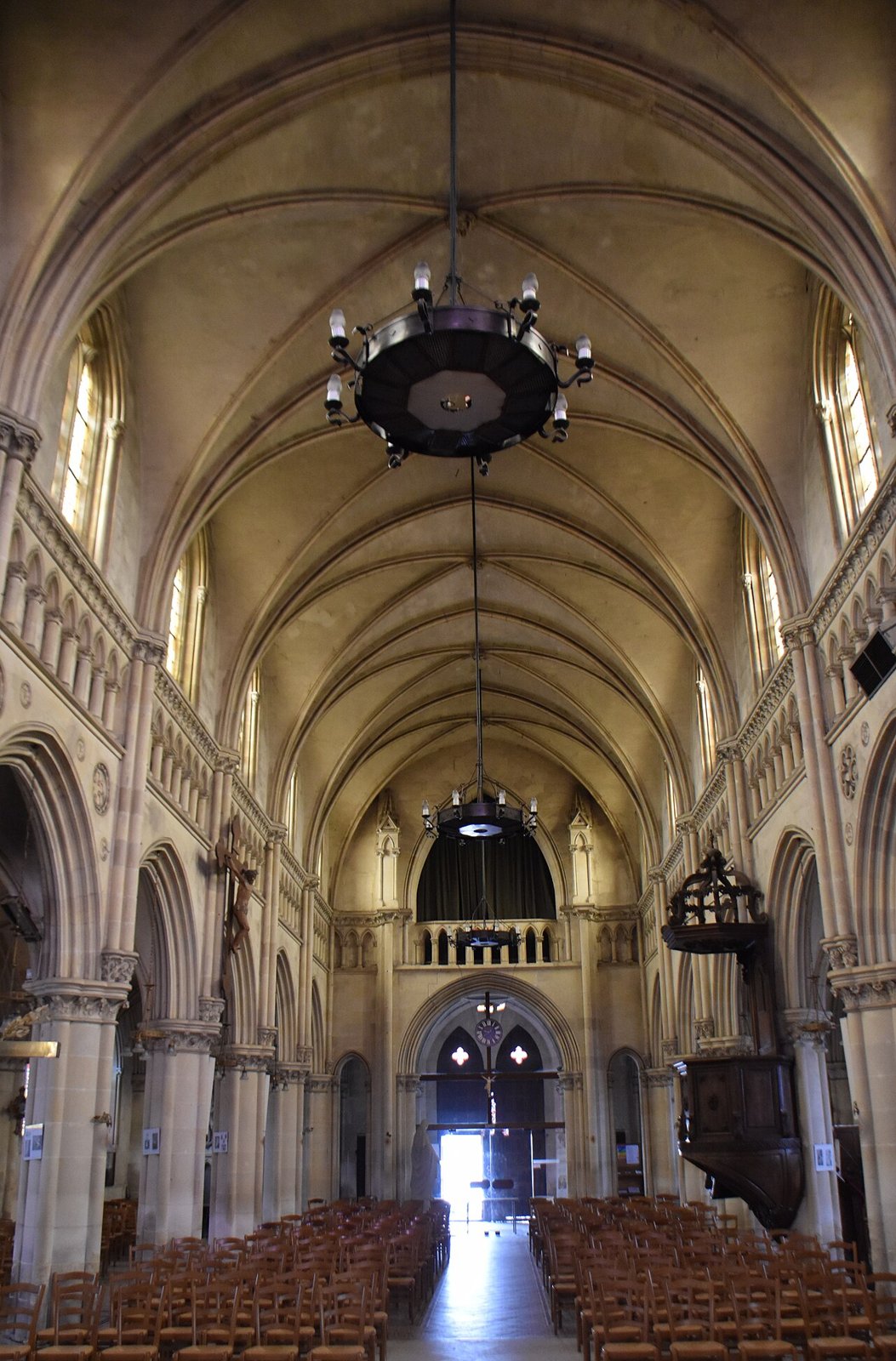 Lòng nhà thờ giáo xứ Notre-Dame de Dozulé nhìn về phía cửa chính