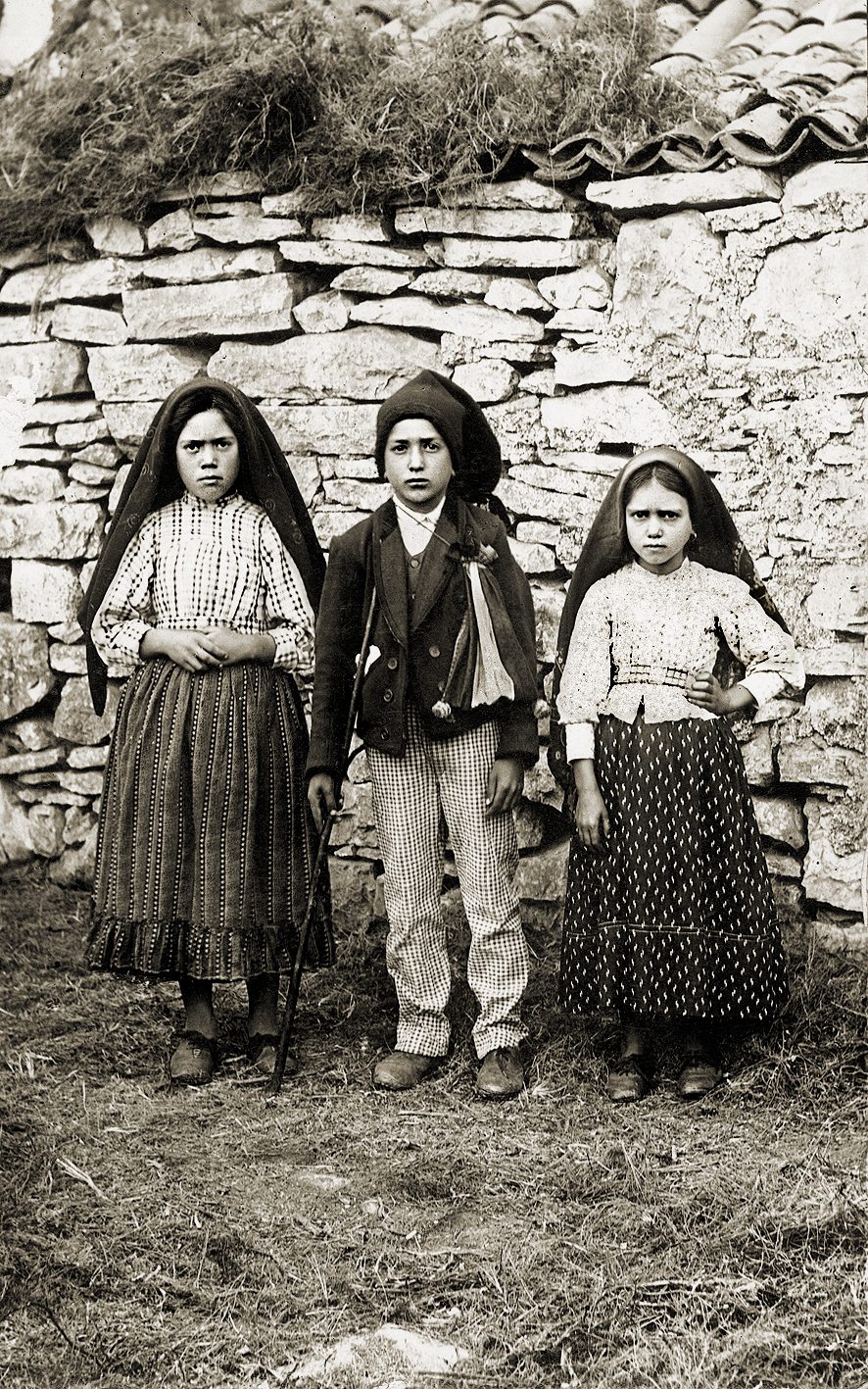 Ba trẻ thị kiến Fatima năm 1917: Lucia dos Santos cùng hai em họ Francisco và Jacinta Marto