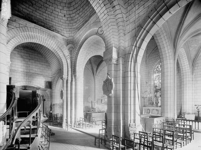 Bên trong nhà thờ Saint-Gilles ở L’Île-Bouchard với các vòm đá kiểu Roman