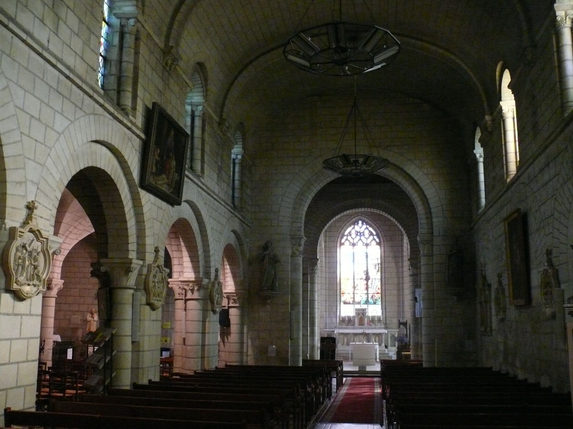 Gian giữa nhà thờ Saint-Gilles ở L’Île-Bouchard ngày nay