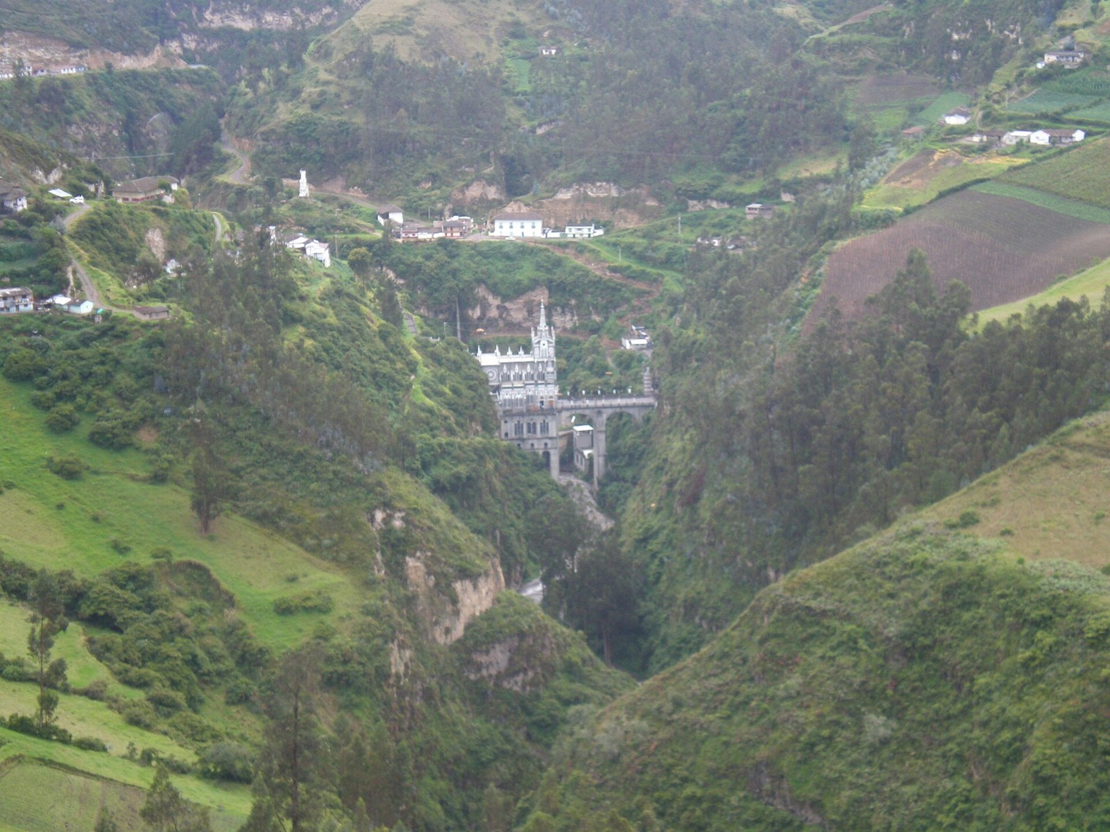 Đền thánh Las Lajas nhìn từ xa, lọt giữa hẻm núi Guáitara xanh mướt gần biên giới Colombia – Ecuador