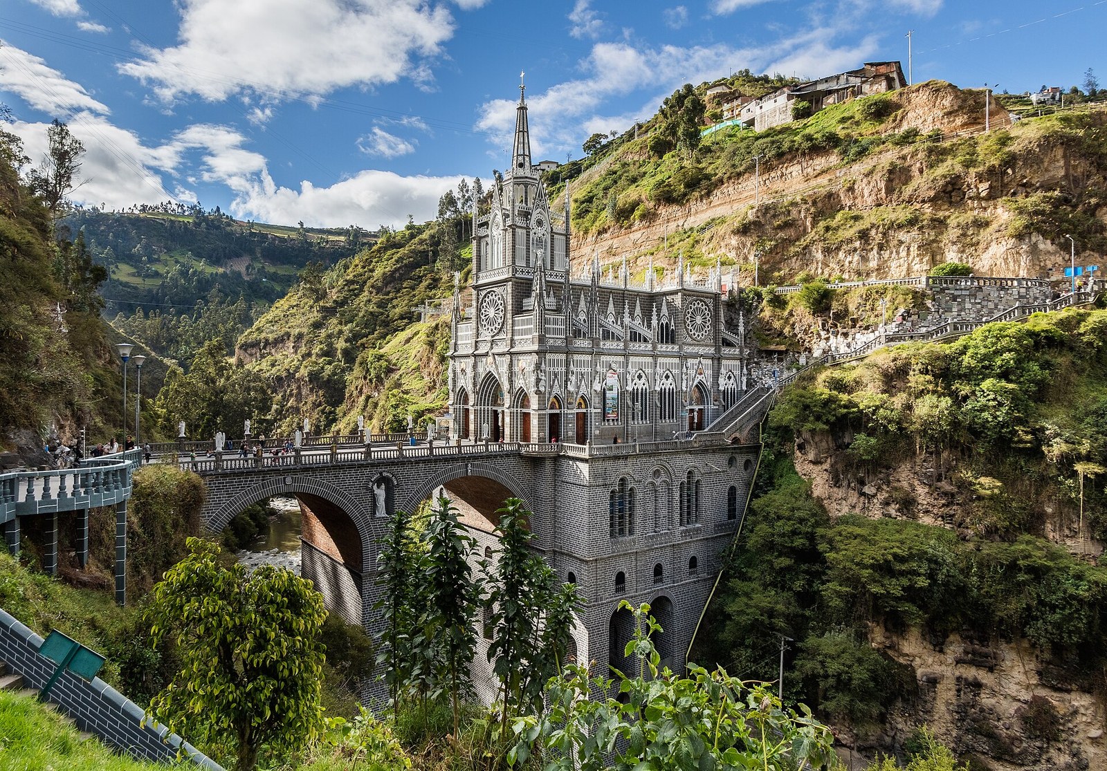Vương cung thánh đường Đức Mẹ Mân Côi Las Lajas bắc ngang hẻm núi sông Guáitara tại Ipiales, Colombia — ngôi đền Tân Gothic xây dựng từ 1916 đến 1949 quanh vách đá có linh ảnh