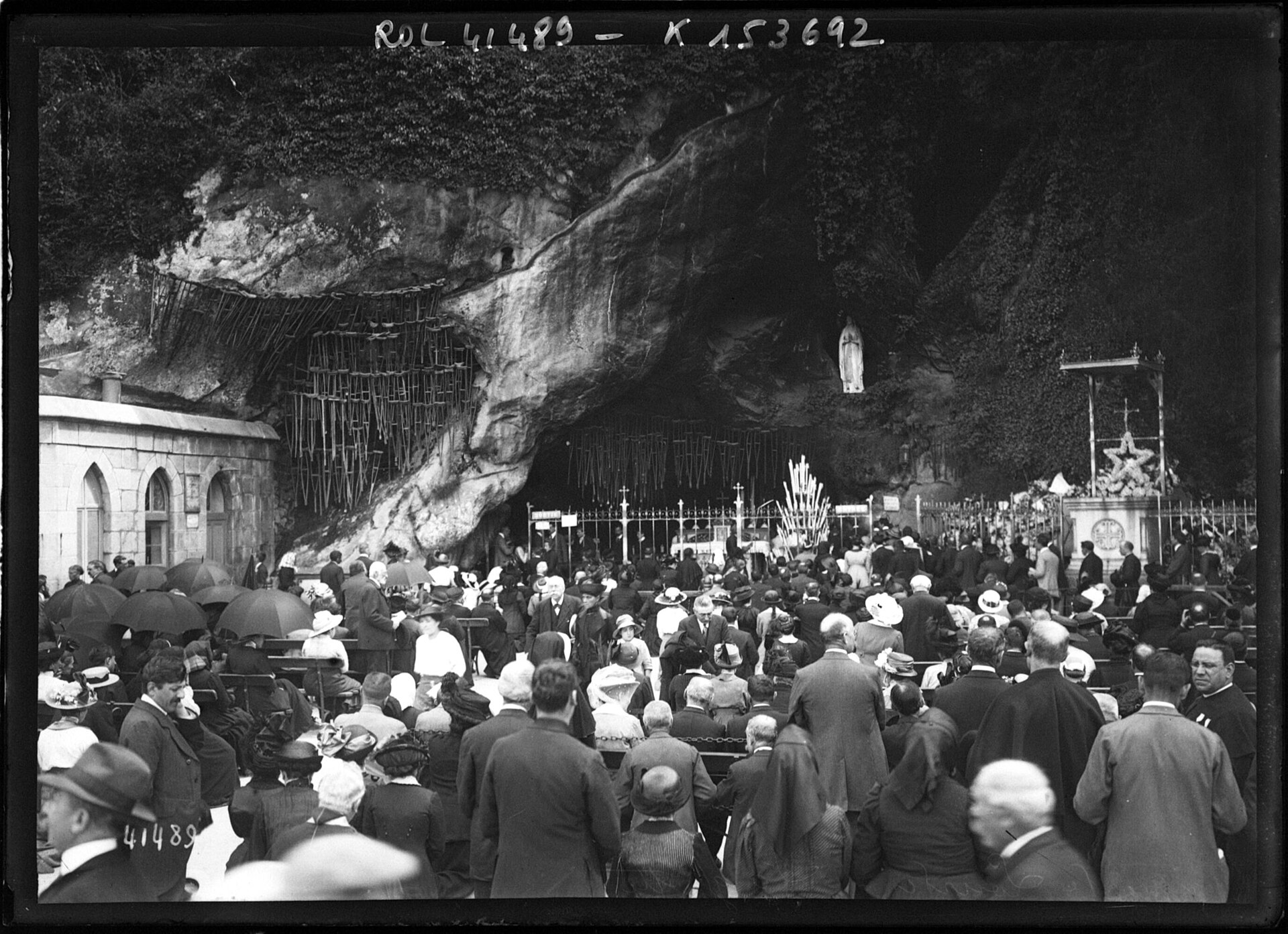 Khách hành hương tụ họp trước hang Massabielle năm 1914