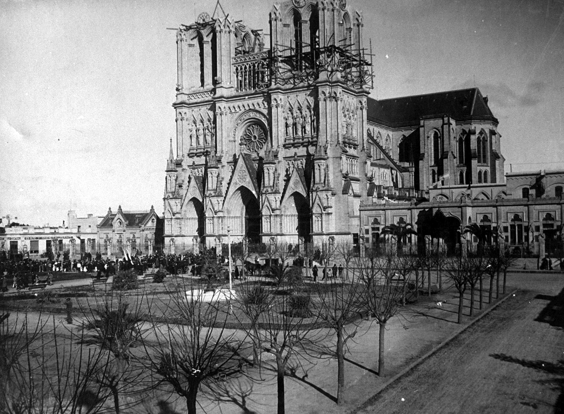 Vương cung thánh đường Luján, Argentina, trong một bức ảnh chụp năm 1925