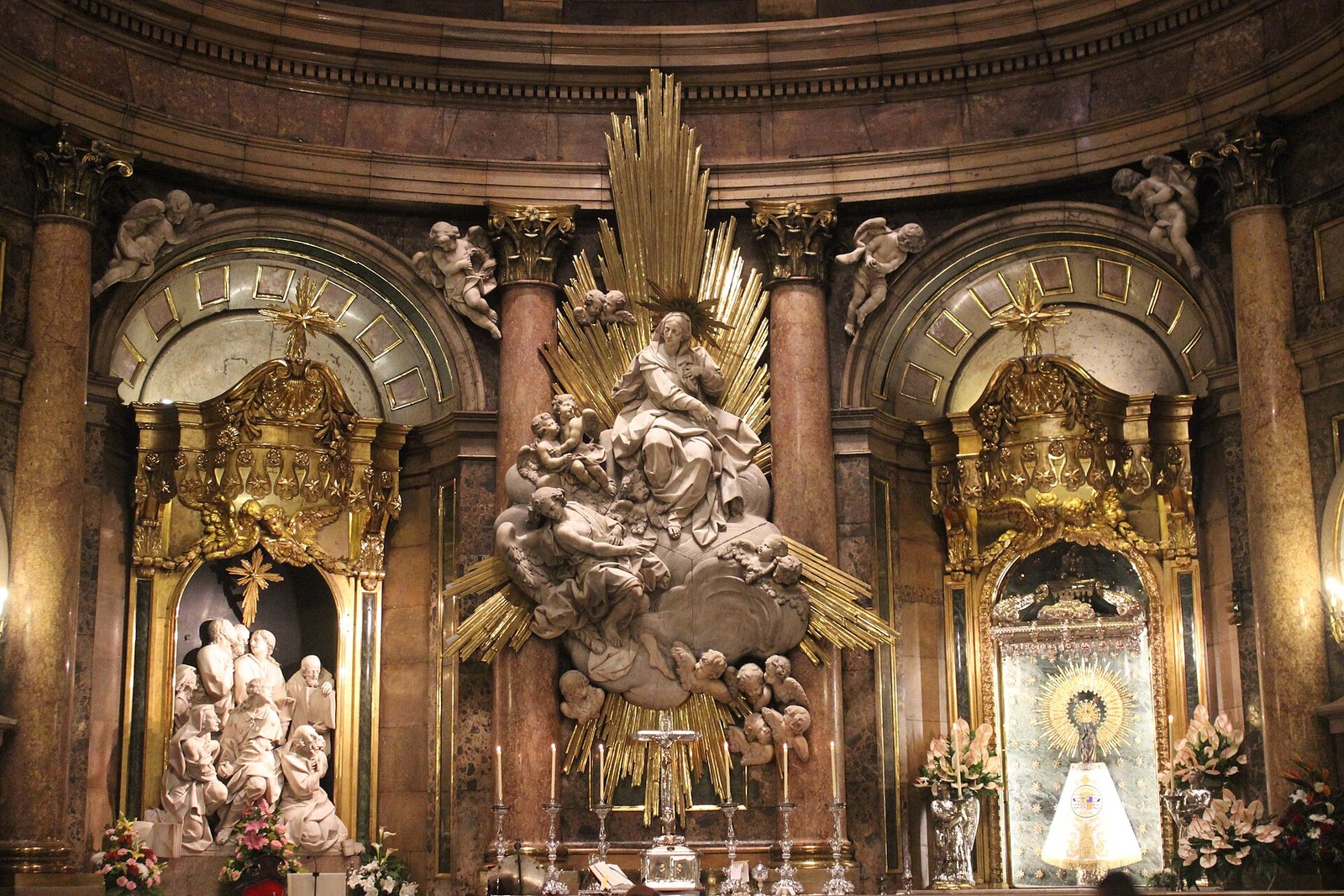 Bàn thờ Thánh Cung (Santa Capilla) với nhóm tượng “Đức Mẹ ngự đến” của José Ramírez de Arellano