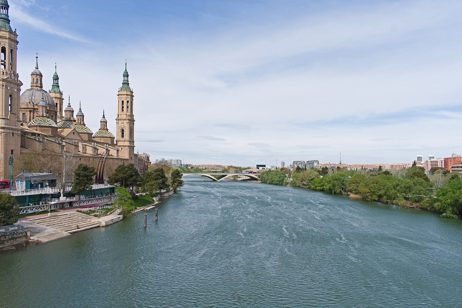 Vương cung thánh đường Đức Mẹ Trụ Cột bên sông Ebro, nhìn từ phía cầu Puente de Piedra, Zaragoza