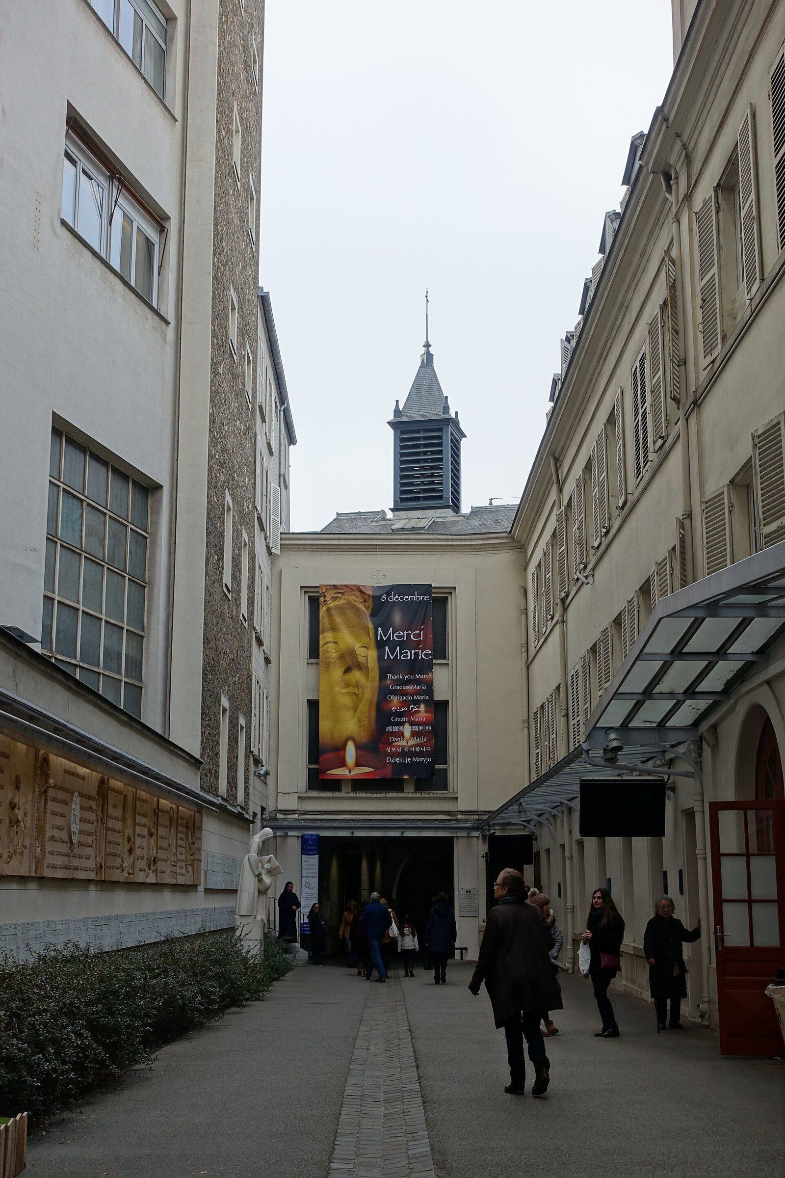Câu chuyện Rue du Bac (1830): Thánh Catherine Labouré và Ảnh Phép Lạ