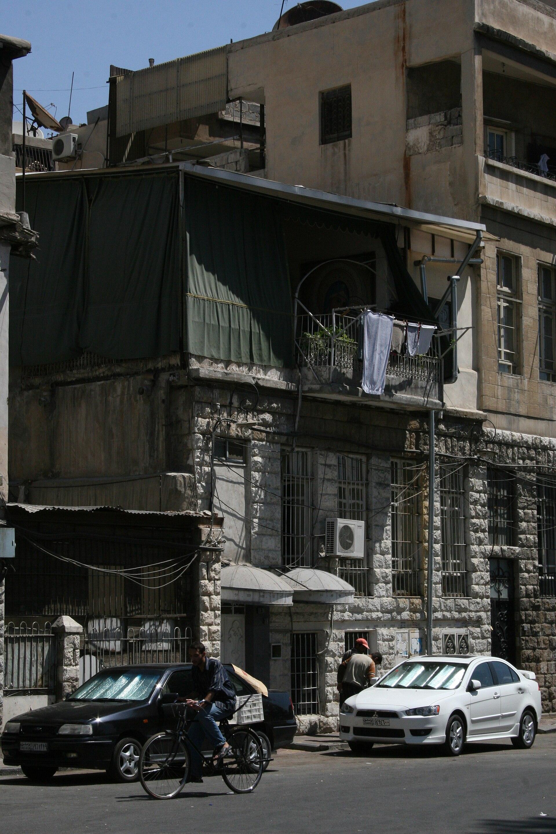 Ngôi nhà của gia đình Nazzour tại khu Soufanieh, Damascus (Syria) — nơi bắt đầu các biến cố Soufanieh từ năm 1982; tầng trên có ban công che bạt là nơi tín hữu tụ họp cầu nguyện.