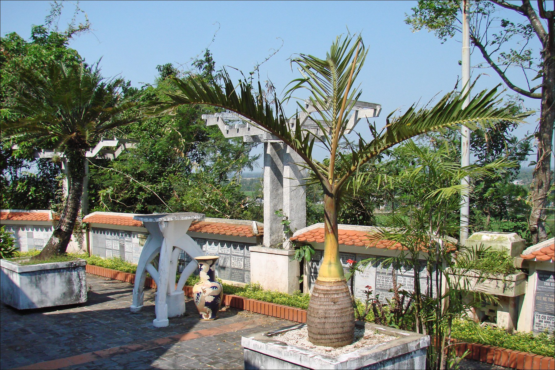 Nhà thờ Trà Kiệu nhìn từ bên ngoài khuôn viên Trung tâm Thánh Mẫu Trà Kiệu.