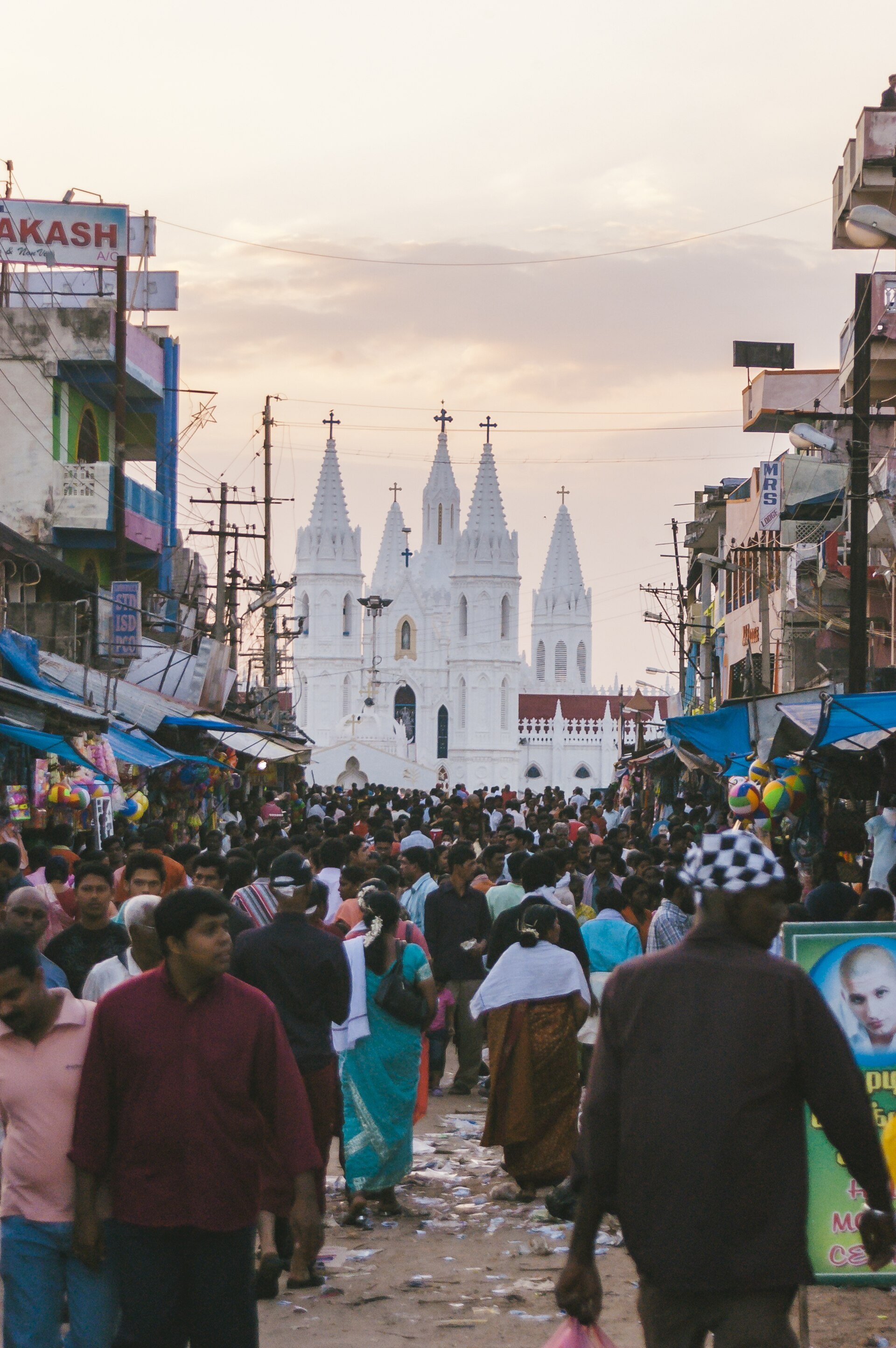 Vương cung thánh đường Velankanni màu trắng với hai tháp chuông, nhìn từ quảng trường đền thánh.