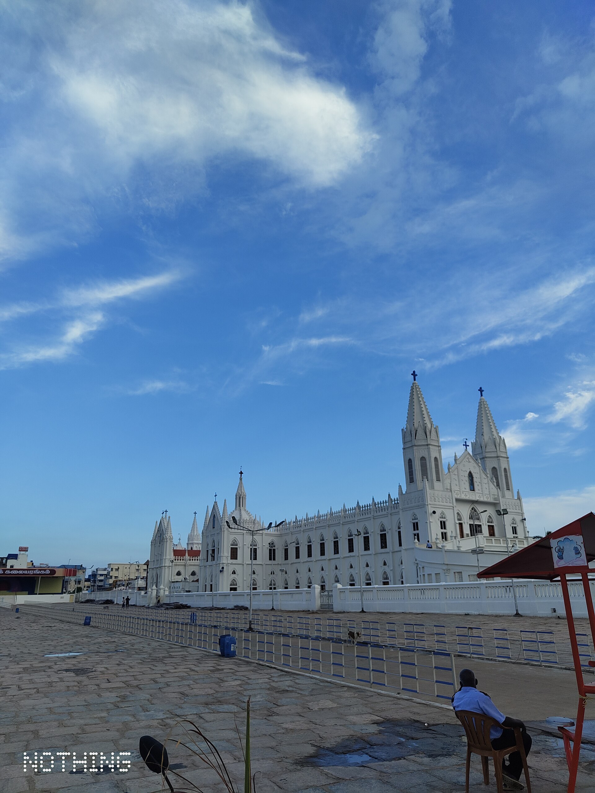 Toàn cảnh cụm Vương cung thánh đường Velankanni nhìn từ phía quảng trường ven biển.