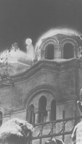 Ảnh lịch sử năm 1968 về biến cố Zeitoun (Cairo, Ai Cập): hình Đức Mẹ phát sáng được thuật lại đã xuất hiện trên mái nhà thờ Copt kính Đức Mẹ tại khu Zeitoun, trước đông đảo nhân chứng.